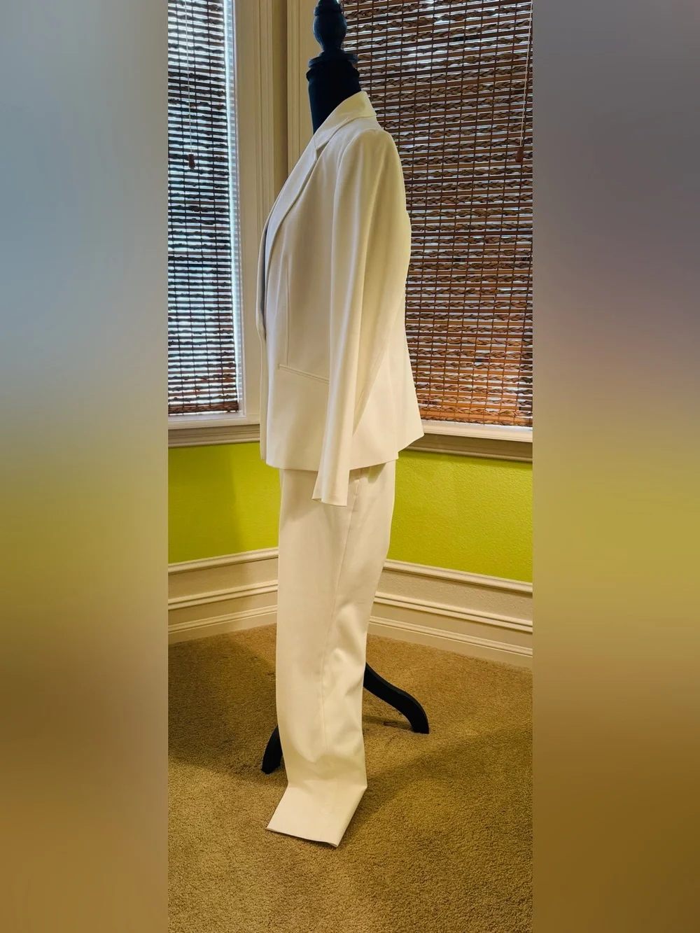 Le Suit White Women's Two-Piece Blazer and Trousers - Picture 3 of 13